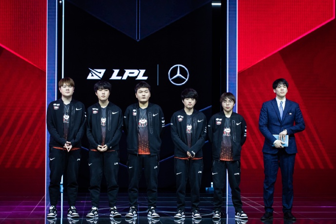 LGD不敌JDG无缘季后赛！中期被翻盘痛失好局