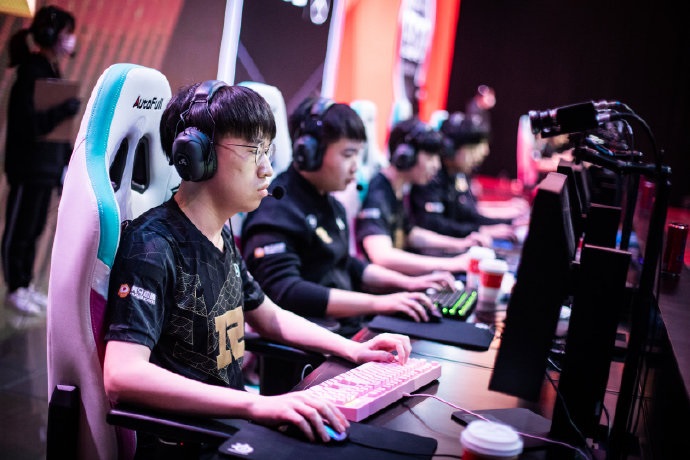 LOL全球战队排行榜出炉！RNG成为世界第一