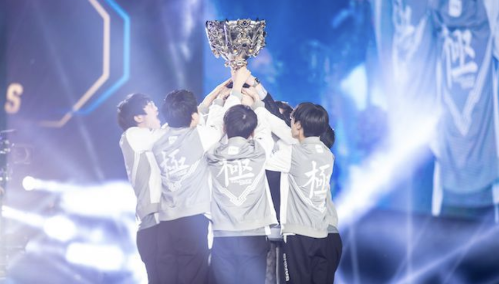 LOL官方发布十周年回忆录，IG被忽略