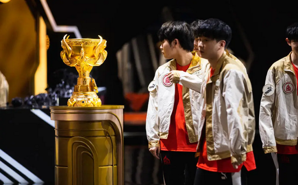 解说李九：从电竞精神代言人到万人吐槽