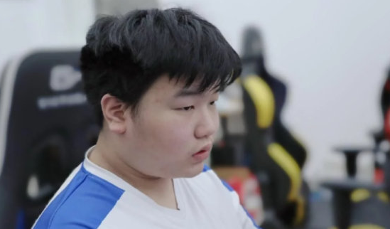 Xiaohuangren出道即巅峰，韩服十二连胜