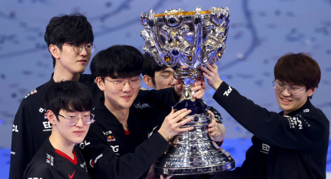 EDG老板爱德兑现EDG选手每人1套房产奖励