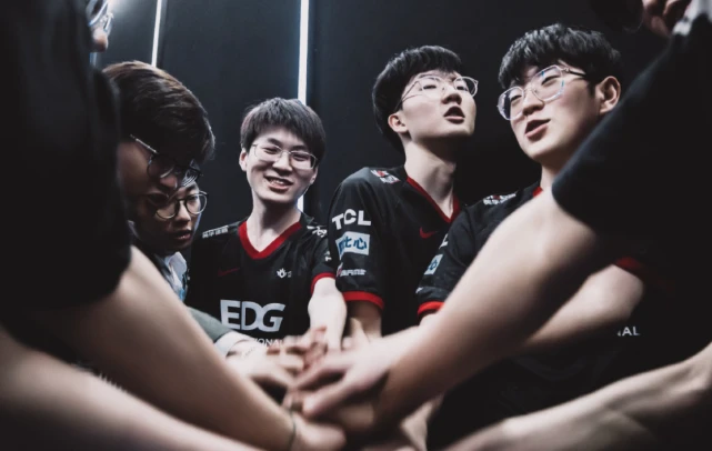 EDG对战WE前瞻：下路的对决是关键！