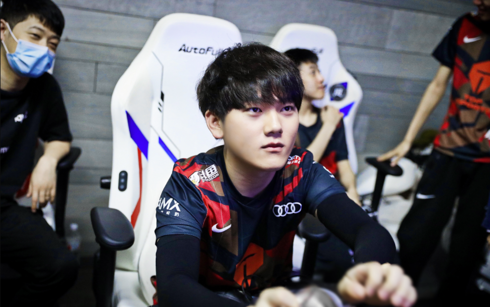 英雄联盟：JKL其他游戏氪金程度堪比奢华 装备可买一套房？