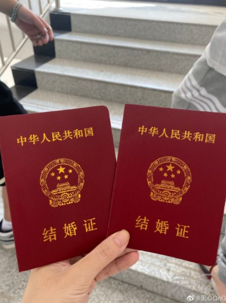 英雄联盟：“爷青结”前RNG选手无心曝照结婚！