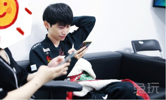 英雄联盟：RNG青黄不接的中单位置 S级中单Cryin何去何从？