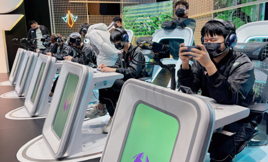 JDG成功击败LGD，以A组头名身份成功晋级