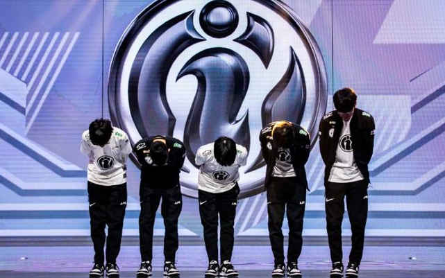 IG队服非常干净，仅剩最后一个赞助商“蔡司”