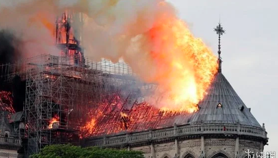 育碧VR游戏《燃烧的巴黎圣母院》被曝光，灭火救圣母院