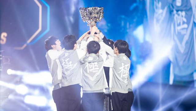 时隔多年，S8赛季IG冠军阵容再聚引发粉丝热议