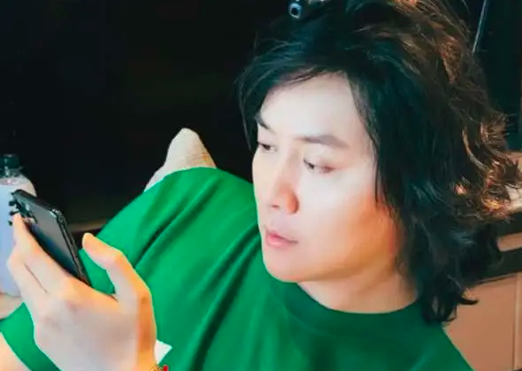王者荣耀：张大仙凡尔赛现场，直播晒出冬奥冰墩墩