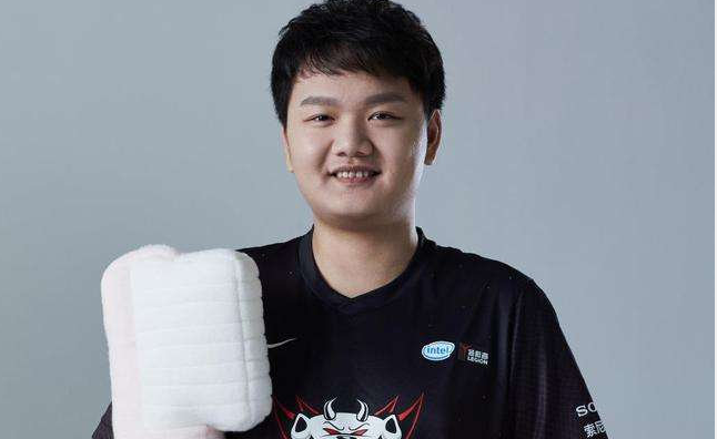 Clid开口求牙膏道送三星S22，牙膏回复“来中国用华为”