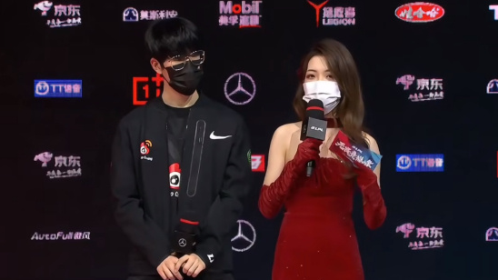 TheShy偷瞄主持人希然,被粉丝整活狂刷“般配” TheShy偷瞄主持人希然,被粉丝整活狂刷“般配”