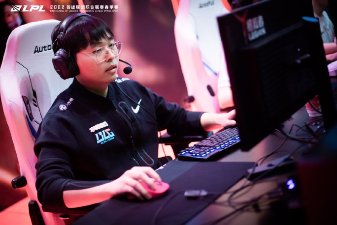 呼吸哥被声讨，BLG纪录片没有Uzi引粉丝不满