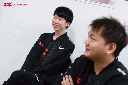 对阵V5比赛Hope零失误，粉丝调侃“榜一大哥倒了”