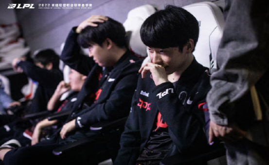 JDG植树做公益，这一正能量举动赢得圈内好评