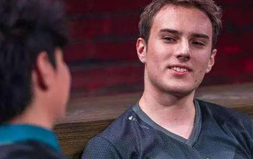 Perkz直播送出整活祝福：Keria手部可能骨折