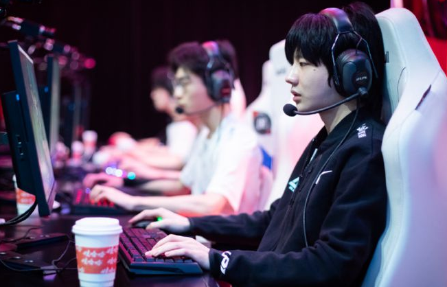 BLG最大问题还是双C，粉丝嘲讽BLG教练组该换了