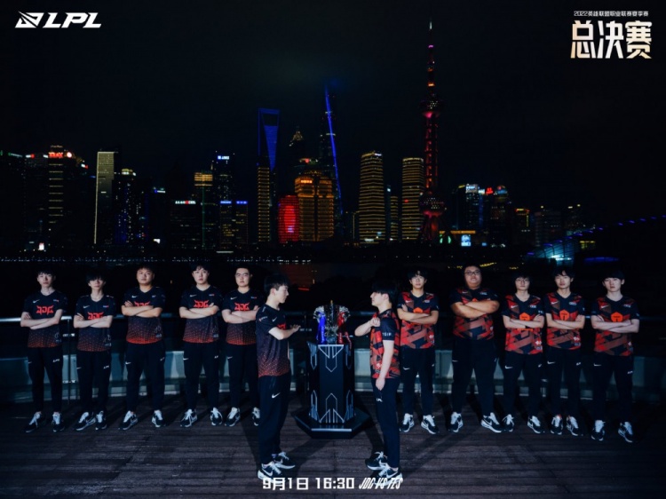 LPL夏季赛总决赛海报：明天16:30，鹿死谁手