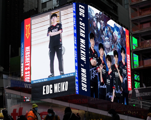 EDG粉丝自费在时代广场投放视频应援