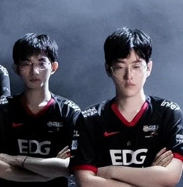 EDG被T1双杀粉丝质疑：为什么一打T1，就让圣枪哥抗压