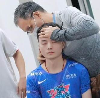 心疼灯皇！LNG官方回应：比赛中Light突然眼睛睁不开