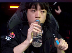 Keria艾希神箭百发百中节奏拉满，T1有惊无险2-1战胜NS！
