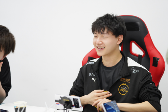 飞牛再次以爱星大使身份，与邓紫棋等一众明星宣传孤独症日