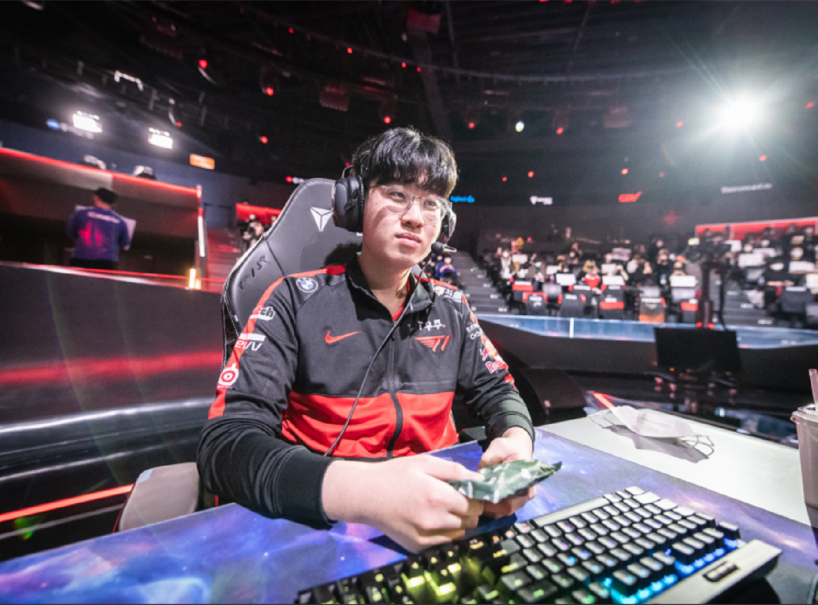 2-0轻取BRO锁定常规赛头名Zeus蛮王三次单杀上路通关，T1