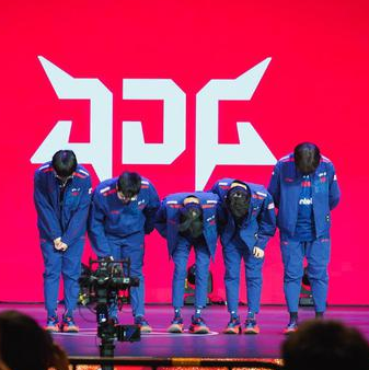 JDG不敌IG，官博炸了！粉丝怒斥：中路暴毙，打野发疯