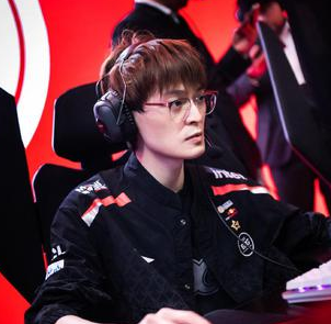 FoFo采访：最近越来越会保护Uzi了！没打好就该检讨自己