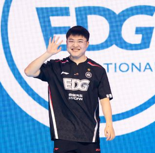 Uzi哭了！回归首秀获胜，采访泪洒舞台：能打比赛就够了