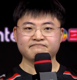 Uzi首胜哽咽余霜当场泪崩！上路活成让帝模样