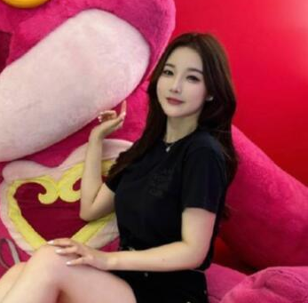 Kitty解说LPL首秀，被喷是不会说中文的花瓶