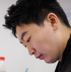 管哥太努力了！官方摄影师晒照：管泽元赛前恶补功课