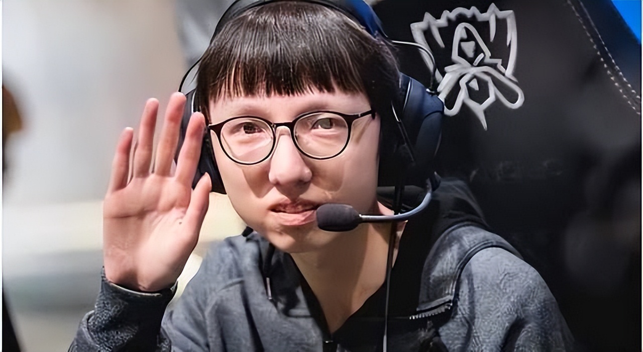 MLXG直播坦言刷野有窒息感，网友眼尖发现队服穿反