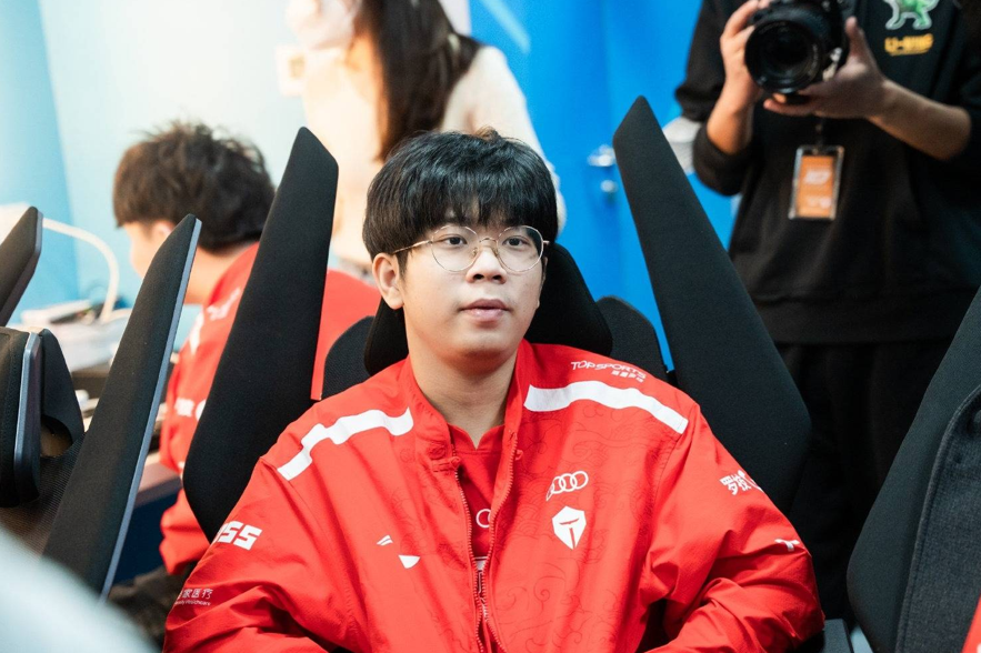 虎娘日报：2025战斗学院皮肤原画曝出Tabe赛后鼓励彰显风范