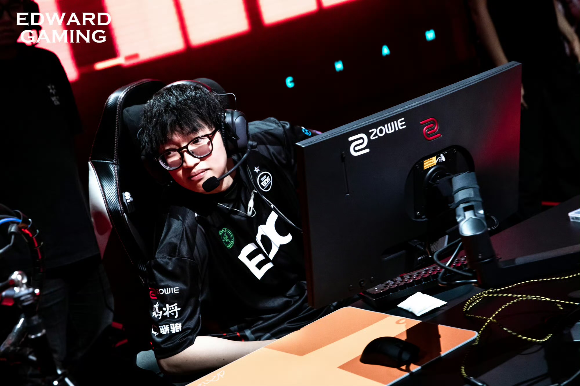 Jieni7状态火热斩获五杀，EDG2:1击败JDG晋级季后赛