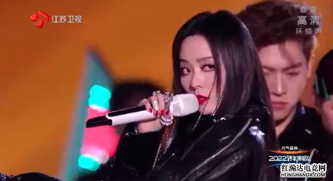 张靓颖歌唱S7全球总决赛主题曲《Legends Never Die》